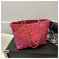 Borsa tote rosa trapuntata con catena in metallo dorato in ecopelle di alta qualità - Rosa Rosso
