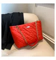 Bolso tote rojo acolchado con cadenas doradas y diseño elegante de espiga central - Rojo