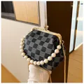 Dettaglio della borsa a scacchi con manico di perle e chiusura in metallo dorato - Stile 1 Nero