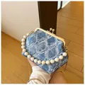Detail van blauwe denim crossbodytas met parelhandvat en gouden sluiting - Stijl 2 Blauw