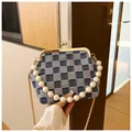 Borsa a tracolla a scacchi blu e grigi con manico in perle e catena dorata - Stile Uno Blu Profondo