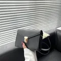 Sac bandoulière enveloppe noir chic en cuir PU mat avec fermoir doré élégant - Noir