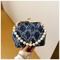 Blauwe denim crossbodytas met gewatteerd patroon, gouden sluiting en parelhandgreep - Stijl Twee Diepblauw