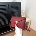 Sac bandoulière enveloppe rouge en similicuir avec boucle dorée et fine bandoulière - Rouge