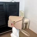 Sac bandoulière beige élégant avec fermoir doré arrondi et fine bandoulière réglable - Kaki
