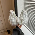 Sac nuage blanc matelassé avec anse froncée et nœuds décoratifs sur les côtés du sac - Blanc