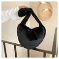 Sac à main croissant en peluche noire chic avec fausse fourrure douce et bandoulière large - Noir