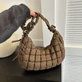 Sac à bandoulière nuage matelassé marron foncé avec anse plissée au style élégant - Marron