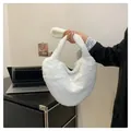 Sac à épaule chic en fausse fourrure blanche avec texture pelucheuse en forme de demi-lune - Blanc