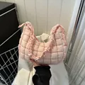 Sac nuage matelassé rose pâle avec poignée plissée et nœud décoratif au design élégant - Rose