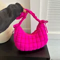 Sac fourre-tout matelassé rose vif avec bandoulières à volants et détails nœuds - Rose rouge