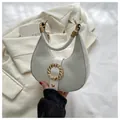 Borsa hobo in pelle testurizzata bianco crema con chiusura dorata circolare di stile - Bianco