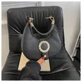 Borsa hobo nera classica con trama litchi e fibbia dorata circolare a onde - Nero