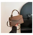 Elegante borsa a mano in pelle goffrata marrone scuro con manico a nodo e dettagli oro - Marrone