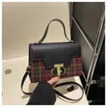 Vintage Karomuster Handtasche für Damen mit Lederklappe und goldenem T-Verschluss - Schwarz