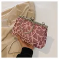Detail der pinkfarbenen Pailletten-Clutch mit Kristall-Ringgriff und Silberkette - Rosa