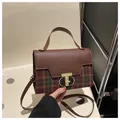 Vintage Handtasche aus braunem Leder und rot-grünem Karo mit goldenem T-Schloss und Gurt - Kaffeebraun