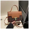 Vintage-Handtasche mit Karomuster, brauner Lederklappe und goldenem T-Verschluss in Studio - Braun
