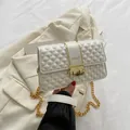 Elegante bolso bandolera acolchado blanco crema con cadena dorada y cierre metálico - Blanco