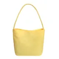 Dettaglio di una borsa a spalla in nylon giallo con tracolla sottile e forma a trapezio - Giallo Chiaro (fondo Ispessito Con Lettere) / Grande Formato - (fondo Ispessito Con Lettere)
