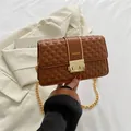 Bolso bandolera marrón acolchado con cadena dorada y elegante cierre metálico - Marrón