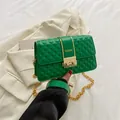 Sac bandoulière matelassé vert chic avec chaîne dorée et détails de mode rétro - Vert