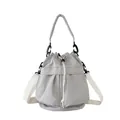 Bolso tipo cubo gris claro minimalista con cordón y correa ancha ajustable al hombro - Gris Premium
