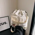 Bolso tipo cubo blanco roto con cordón, bolsillos dobles y correa tejida ancha - Blanco