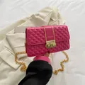 Sac bandoulière matelassé fuchsia avec chaîne dorée et fermoir métallique élégant - Rose rosé