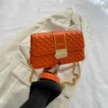Sac bandoulière matelassé orange avec chaîne dorée et fermoir métallique - Orange