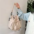 Bolso tipo cubo minimalista de cuero PU blanco roto con cordón y ganchos negros - Caqui