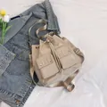 Bolso bucket de nailon beige con cierre de cordón y bolsillos delanteros para diario - Caqui
