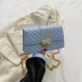 Sac bandoulière matelassé bleu clair avec chaîne dorée et fermoir métallique chic - Bleu