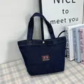 Dunkelblaue Denim-Tasche mit roter Stickerei und Metalldruckknopf auf blauem Karo - Nummer 23 Aufnäher Stil / Stil Zwei Tiefblau