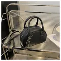 Dettaglio borsa a tracolla nera con texture opaca e dettagli in metallo argentato - Nero senza ciondoli