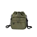 Armeegrüne Nylon-Beuteltasche mit Kordelzug und verstellbarem schwarzen Schultergurt - Armeegrün