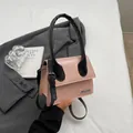 Mini bolso bandolera en contraste rosa y negro con un asa superior negra curvada - Rosa