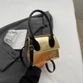 Mini bolso bandolera dorado metálico con asa negra y logo JINGPIN para mujer - Dorado