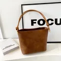 Borsa a secchiello in camoscio marrone con manici lunghi e dettaglio Fashion and Sunday - Marrone
