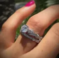 Detailopname van witgoud vergulde zirkonia ringen met vintage kralenrand afwerking - US 6 / Platina