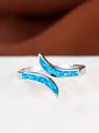 Détail macro d'une bague ouverte en argent ornée d'opales bleues au design moderne - US 6 / Argent avec Bleu