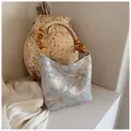 Jacquard-Handtasche in Blau mit Blumenmuster und stilvollem Perlengriff aus Holz - Blau