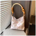 Rosa Canvas-Hobo-Tasche mit Schmetterlingsstickerei und dekorativem Holzperlengriff - Rosa
