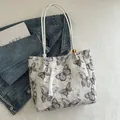 Grand sac cabas blanc avec imprimé papillon noir et élégant pompon à franges fluide - Noir
