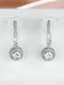 Nahaufnahme der Vintage Halo Ohrhänger mit Silbermetall und funkelndem Zirkon - Weißer Hauptstein / Silber (Weißgold Weißer Diamant)