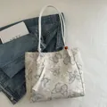 Sac fourre-tout crème avec imprimé papillon gris, texture peluche et pompon blanc - Bleu