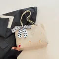 Beige gewebte Stroh-Shopper-Tasche mit Gänseblümchen-Stickerei und gepunktetem Schleifenband - Weiß