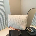 Bestickte gewebte Clutch in Beige mit zartem rosa Blumenmuster und Blattstickerei - Weiß