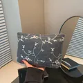 Dunkelgraue Stoffhandtasche mit rosa Stickerei und goldenem Reißverschluss - Schwarz