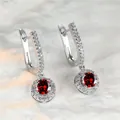 Elegante Silberohrringe mit roten Zirkonsteinen und kleinen Diamanten in Makroansicht - Roter Hauptstein / Silber (Weißgold-vergoldet)